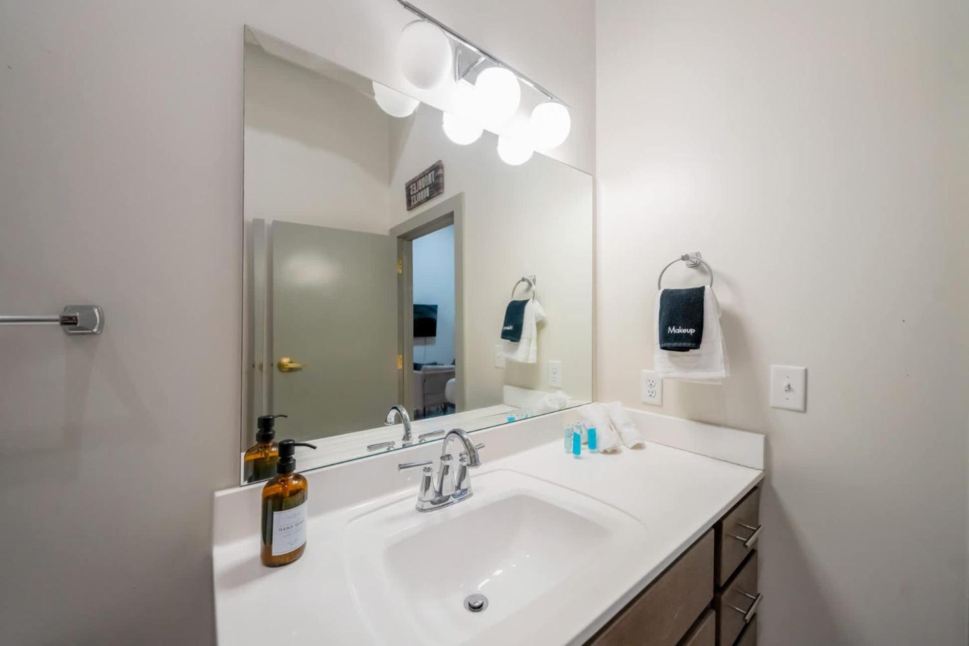 Apartment Bright And Modern In # 404 *